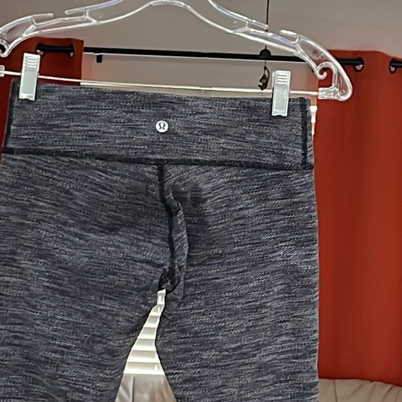 Lululemons Athletica Heathered Black/Gray Wunder Under Cropped Leggings Size 6 - Picture 3 of 4